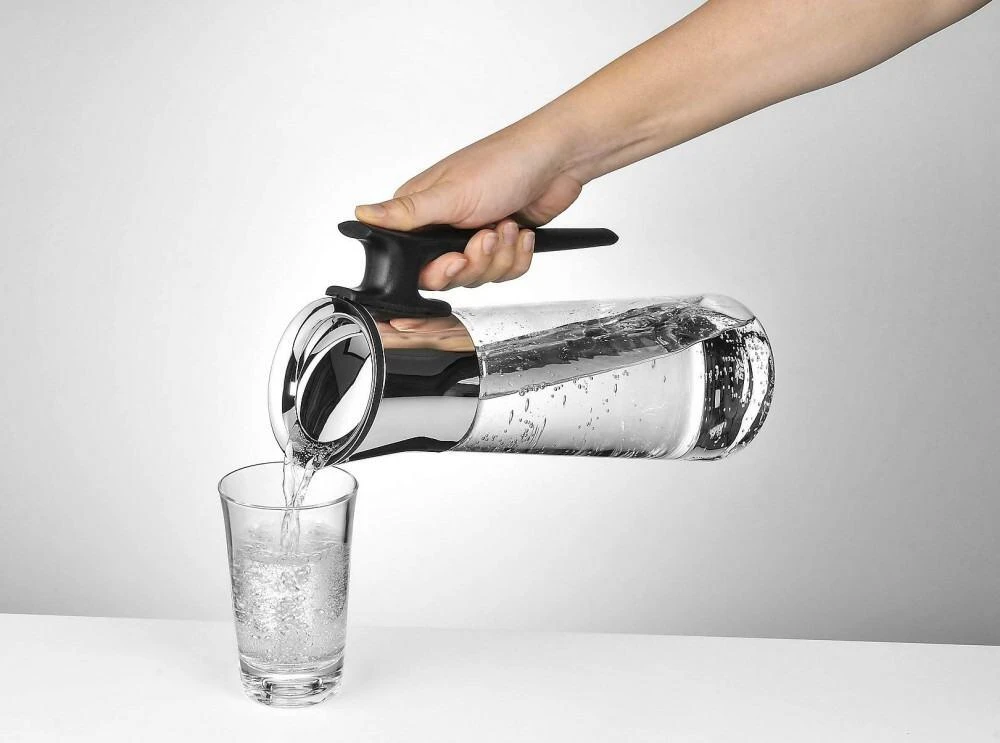 WMF Wasserkaraffe Mit Griff Basic Schwarz 7 WMF Wasserkaraffe Mit Griff Basic Schwarz – Bild 5