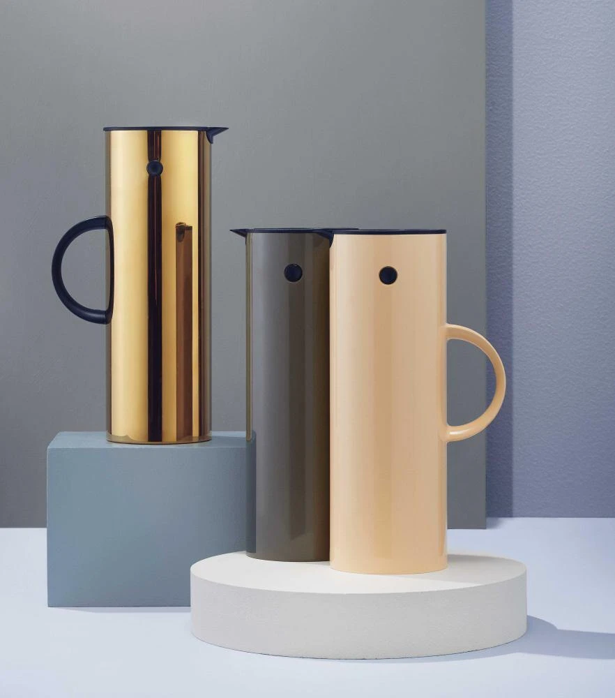 Stelton Isolierkanne EM77 1 L In Brass 5 Stelton Isolierkanne EM77 1 L In Brass – Bild 3