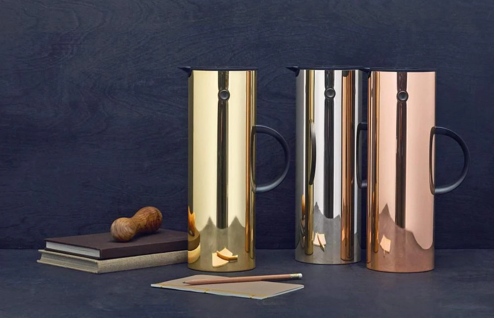 Stelton Isolierkanne EM77 1 L In Brass 4 Stelton Isolierkanne EM77 1 L In Brass – Bild 2