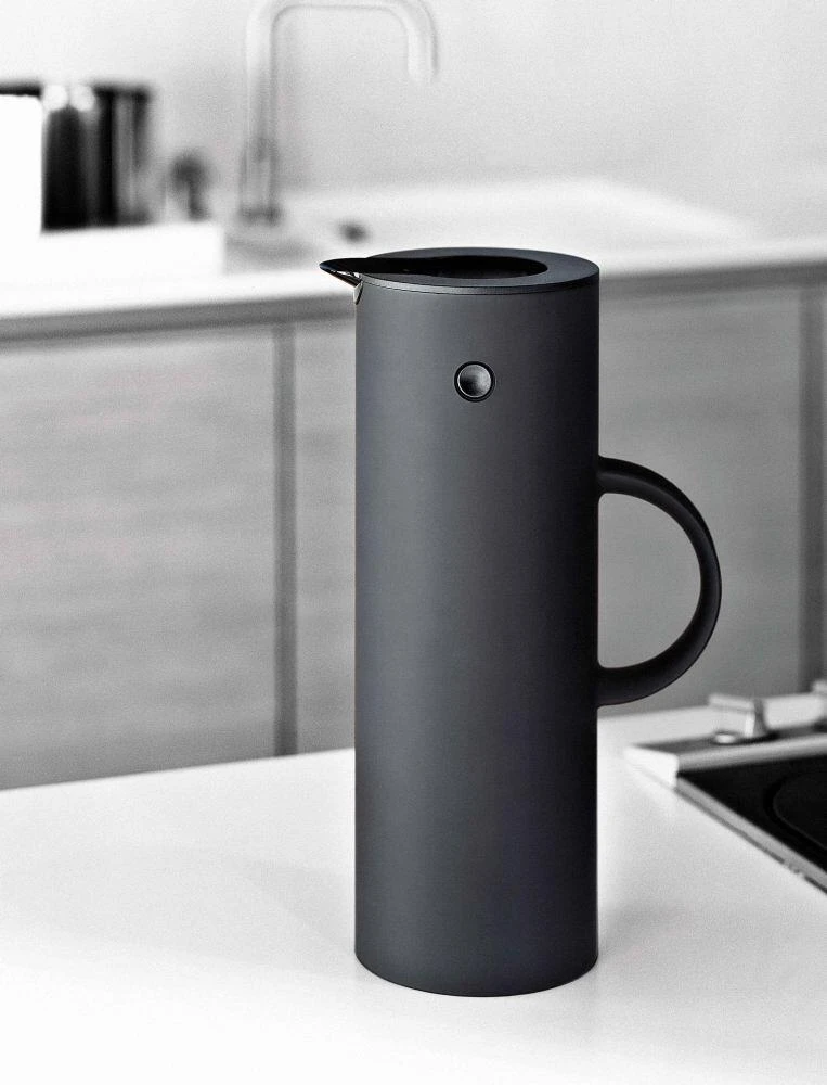 Stelton Isolierkanne EM77 1 L In Soft Black 4 Stelton Isolierkanne EM77 1 L In Soft Black – Bild 2