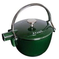 Staub Teekanne Und Wasserkessel Aus Gusseisen In Basilikumgrün